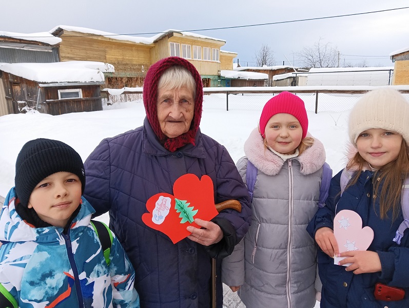 Поздравительные открытки с Новым годом пожилым людям.