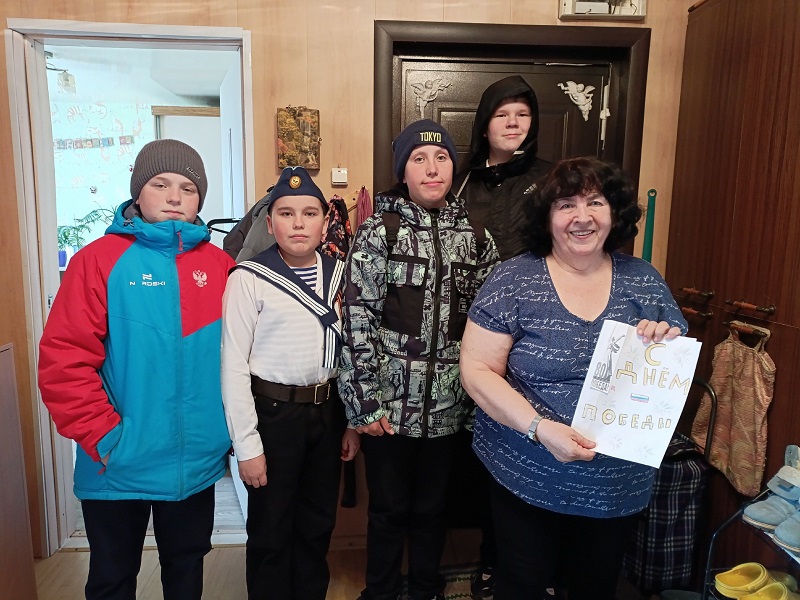 Поздравили ветеранов педагогического труда.